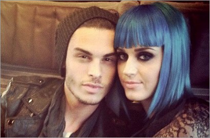 Katy Perry Umbar Pose Mesra dengan Model Perancis