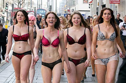 Wanita di London Ramai-Ramai Pakai Lingerie di Jalan