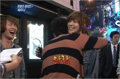 Taemin SHINee Kaget Dipeluk Fans Pria