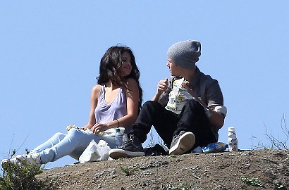 Justin Bieber dan Selena Gomez Piknik di Taman