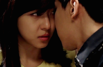 Ciuman Romantis Ha Ji Won dan Lee Seung Gi di 'King 2 Hearts'