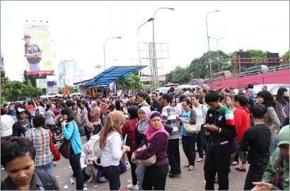 Ratusan ELF Panas Dingin Tunggu Antrian Tiket 'Super Show 4'