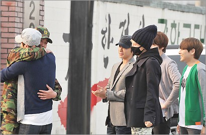 Kangin Disambut Super Junior Saat Keluar Wajib Militer
