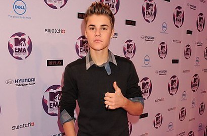 Justin Bieber Pamer Pantat dan Perut di London
