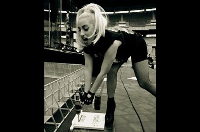 Lady GaGa Ikut Bantu Buat Panggung Konsernya di Korea