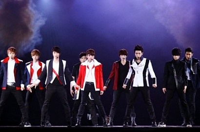 Leeteuk Beri Bunga untuk ELF Indonesia di Konser Super Junior