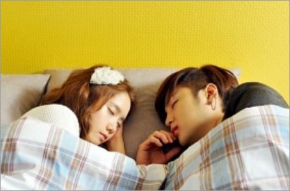 Jang Geun-suk Tidur Bareng Yoona SNSD di 'Love Rain'