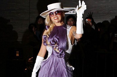 Lady GaGa Tampil Heboh Kenakan Baju dari Rambut