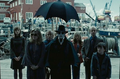 Uniknya Keluarga Gothic Johnny Depp di Video 'Dark Shadows'