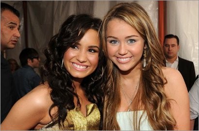 Demi Lovato dan Miley Cyrus Gabung Britney Spears Jadi Juri 'X Factor'?