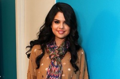 Beredar Foto Palsu Selena Gomez Ciuman dengan Cewek