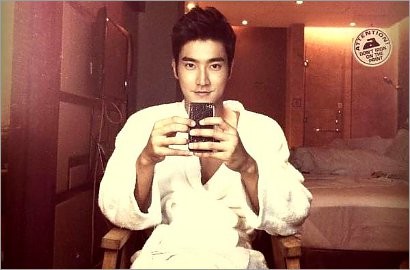 Aduh, Choi Siwon Foto Cuma Pakai Jubah Mandi