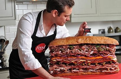 Sandwich Seberat 12 Kg Tantang Penggemar Makanan
