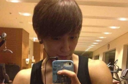 Wow, Jung Yong Hwa CN Blue Pamer Otot Kekar