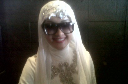 Julia Perez Dijambak dan Kecolongan Saat Umroh