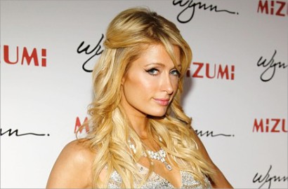 Paris Hilton Jatuh Saat Bergelut dengan Paparazzi