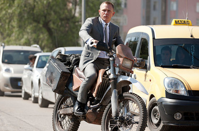 Kerennya James Bond Naik Sepeda Motor di 'Skyfall'