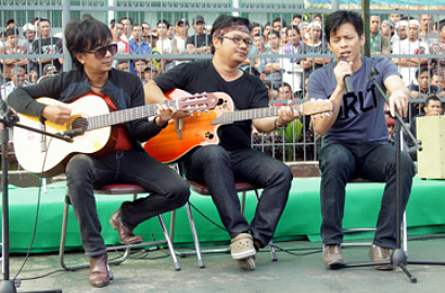 Ajak Para Napi, Ariel Rekam Lagu 'Bangkit' di Penjara
