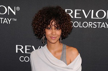Alami Kecelakaan Saat Syuting, Halle Berry Dilarikan ke RS
