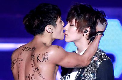 Jonghyun Hampir Cium Bibir Taemin di Konser SHINee