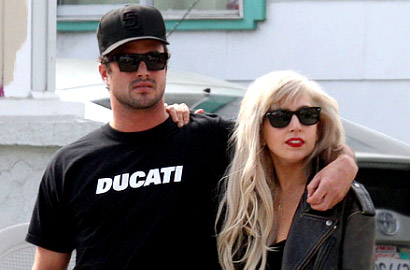 Lady GaGa Pamerkan Foto Sensual Bersama Taylor Kinney