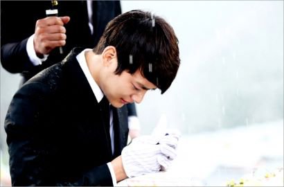 Sedihnya Minho SHINee Nangis di Tengah Hujan