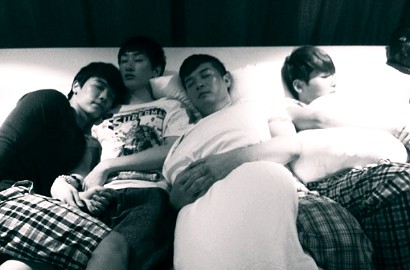 Donghae Upload Foto Super Junior Tidur Bersama