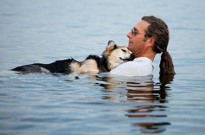 Foto Menyentuh Pria Peluk Anjing Raih Simpati Dunia