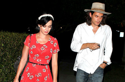Katy Perry Mesra dengan John Mayer di Kolam Renang