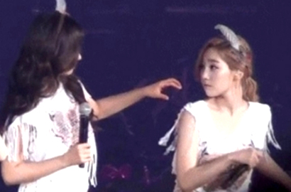Yuri SNSD Nakal Ingin Copot Baju Tae Yeon?