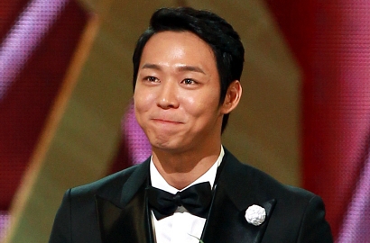 Raih Penghargaan, Micky Yoochun Persembahkan untuk Ayah