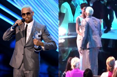 Chris Brown Cium Rihanna di Panggung VMAs 2012