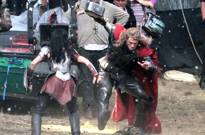 Chris Hemsworth Kembali Angkat Palu di Foto Syuting 'Thor 2'