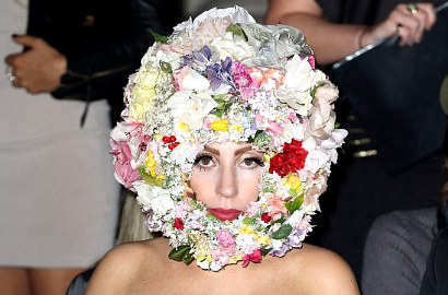 Lady GaGa 'Menyulap' Bunga Menjadi Topi
