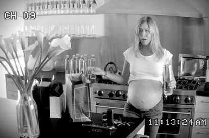 Jennifer Aniston Pamer Kehamilan di Iklan Glaceau Smartwater