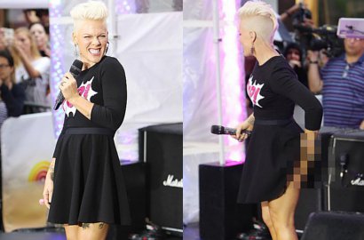 Pink Pamer Pantat di Acara Publik