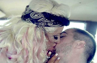 Christina Aguilera Cium Pria Misterius di Teaser Video Klip 'Your Body'