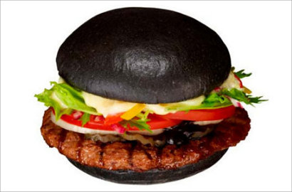 Burger Hitam Unik Gunakan Arang dan Tinta Cumi-cumi