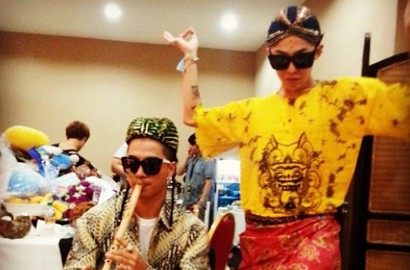 Foto Kocak Taeyang dan G-Dragon Menari Pakai Blangkon
