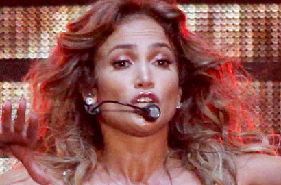 Payudara Jennifer Lopez 'Ngintip' Saat Konser di Italia