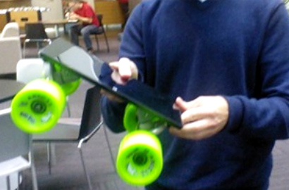 Tablet Surface Dijadikan Skateboard untuk Uji Ketahanan