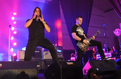 Creed dan Fans Surabaya Nyanyi Bareng di Konser Perdana