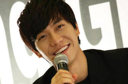 Lee Seung Gi Peluk Fans dan Sukses Nyanyi di Jakarta