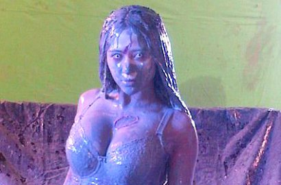 Seksinya Dewi Persik Mandi Lumpur Jadi 'Bangkit dari Lumpur'