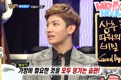 Changmin TVXQ Buka-Buka Isi Tas di Acara TV