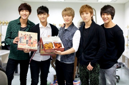 F.T. Island Bagikan Ayam Goreng untuk Siswa yang Sedang Ujian