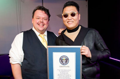 PSY Dianugerahi Sertifikat Guinness World Records Berkat 'Gangnam Style'