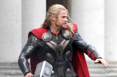 Chris Hemsworth Beraksi dengan Palu di Foto Syuting Baru 'Thor 2'