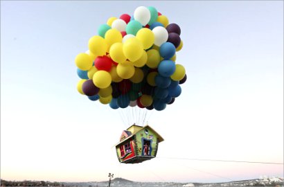 Rumah Ini Berhasil Terbang Gunakan Balon Ala Animasi 'Up'