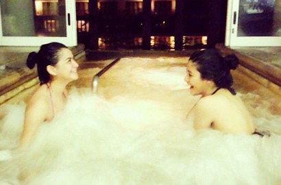 Naysila Mirdad Pamer Foto Berbikini Sambil Mandi Busa